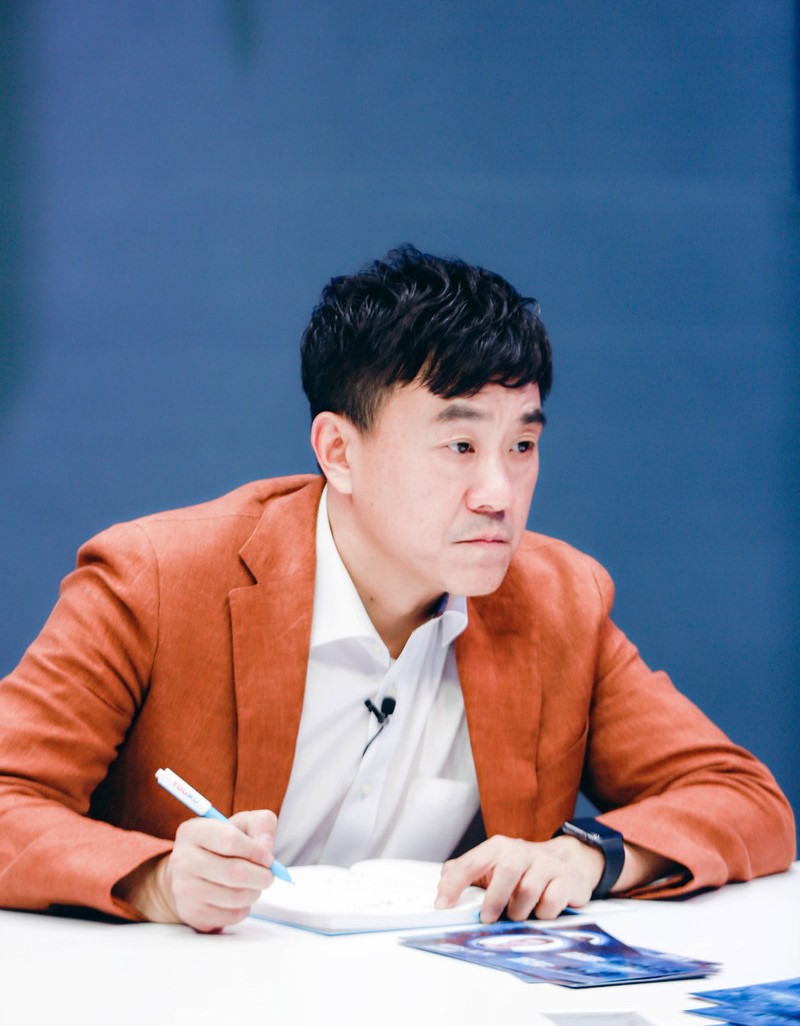 何冰:演员侯勇与何冰太像了,傻傻分不清怎么办?