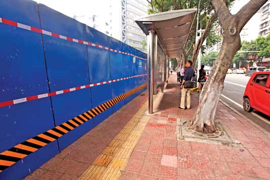 请给盲道让个道:咨询一个关于占用盲道违章停车的问题